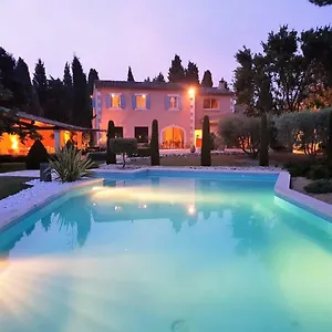 https://le-clos-des-cypres.fr-provencehotel.com